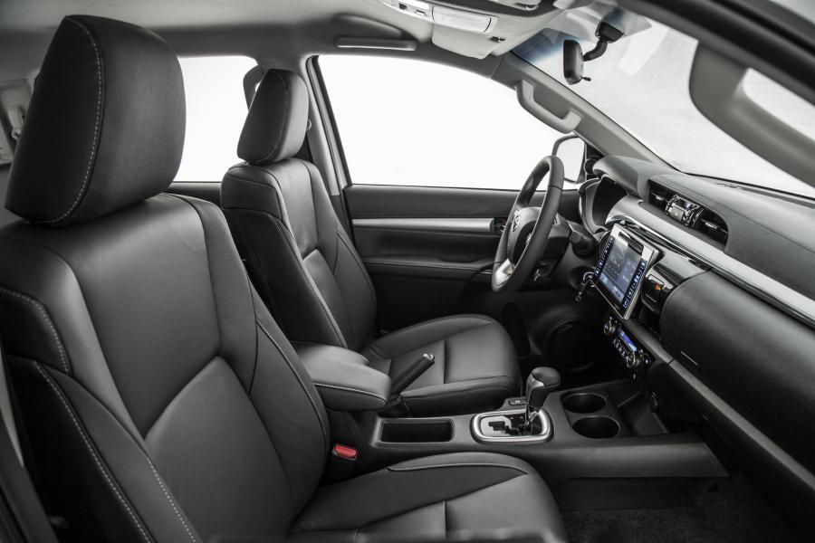 Интерьер Toyota Hilux SRV Double Cab 2016 года  (LA) (фото 7 из 20)